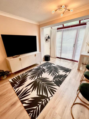 Modern 1 Bed Apartment Near Station & Bus Stops